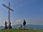 35 Alla croce di vetta del Pizzo di Spino (954 m)...dar da bere agli assetati !